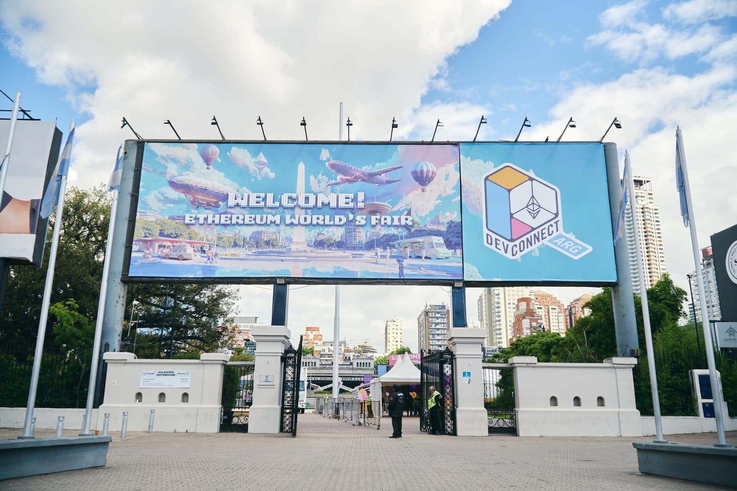 Acceso a La Rural con la pantalla de bienvenida de la Ethereum World's Fair