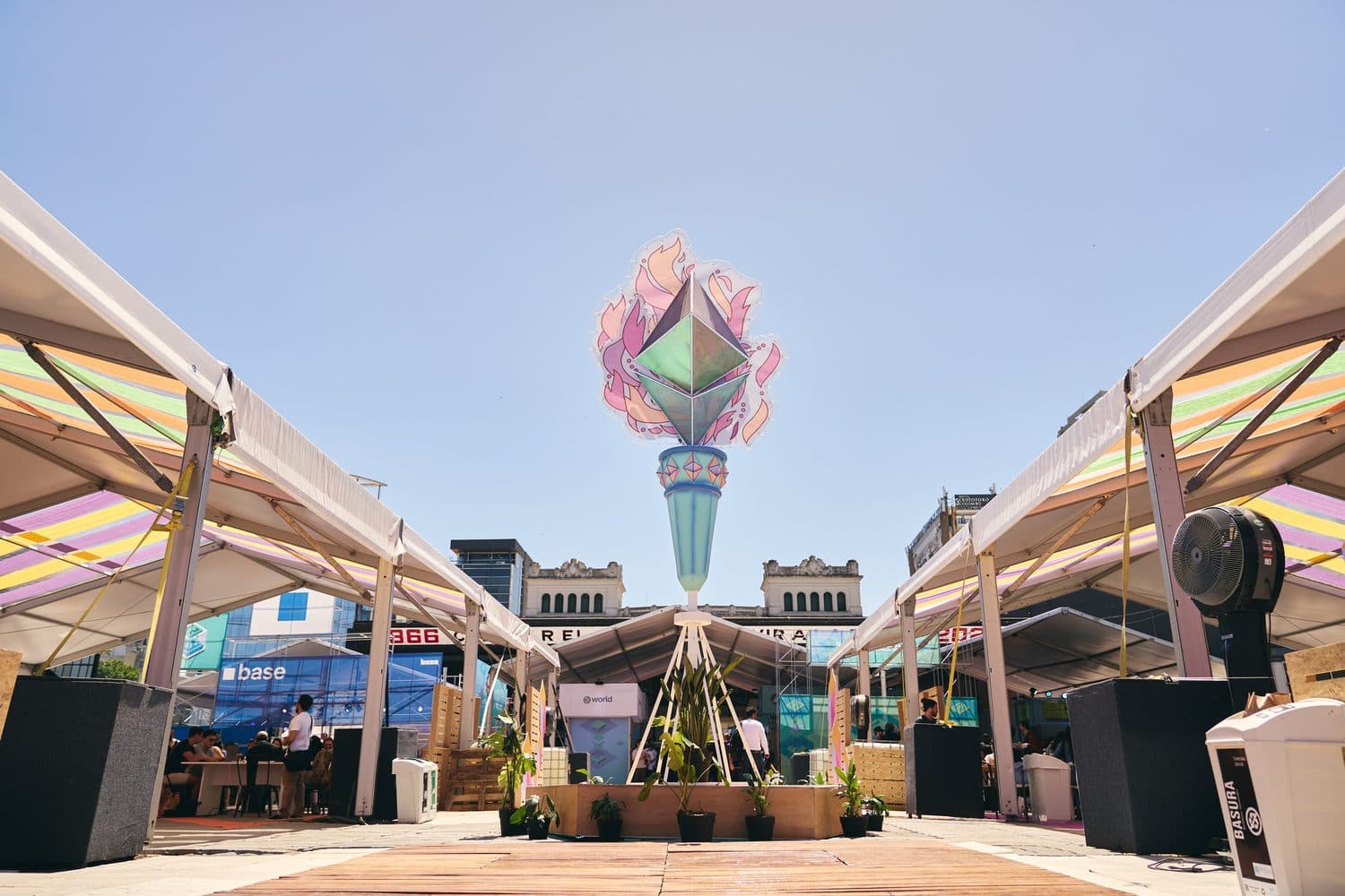 Escultura de Ethereum en el pabellón central