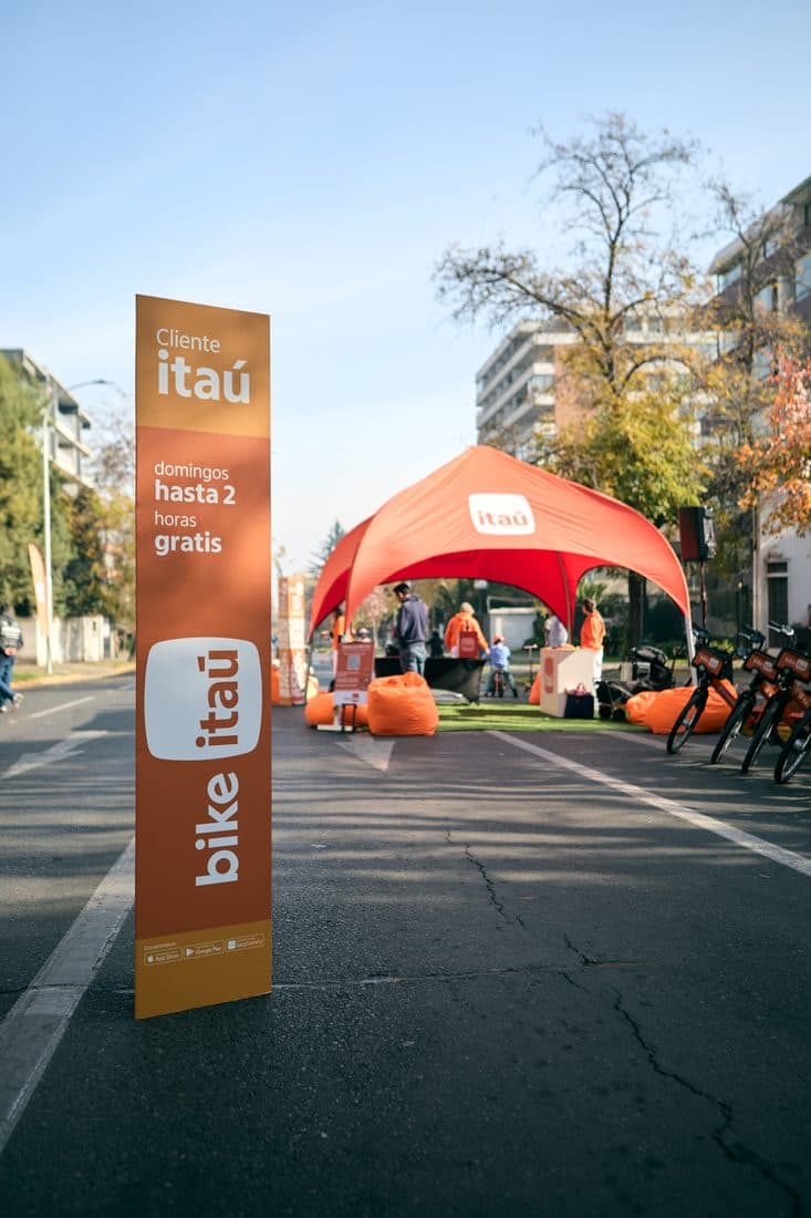 Stand naranja de Bike Itaú en la Ciclorecreovía