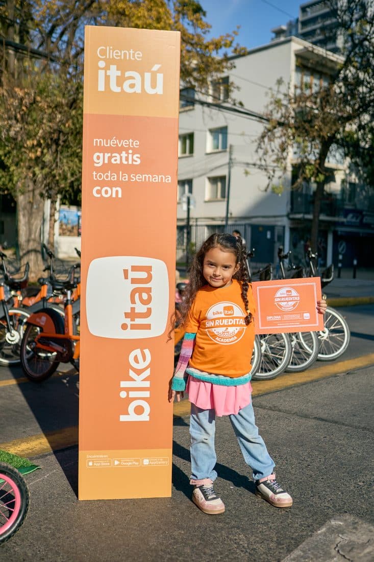 Niña con casco junto al tótem de Bike Itaú